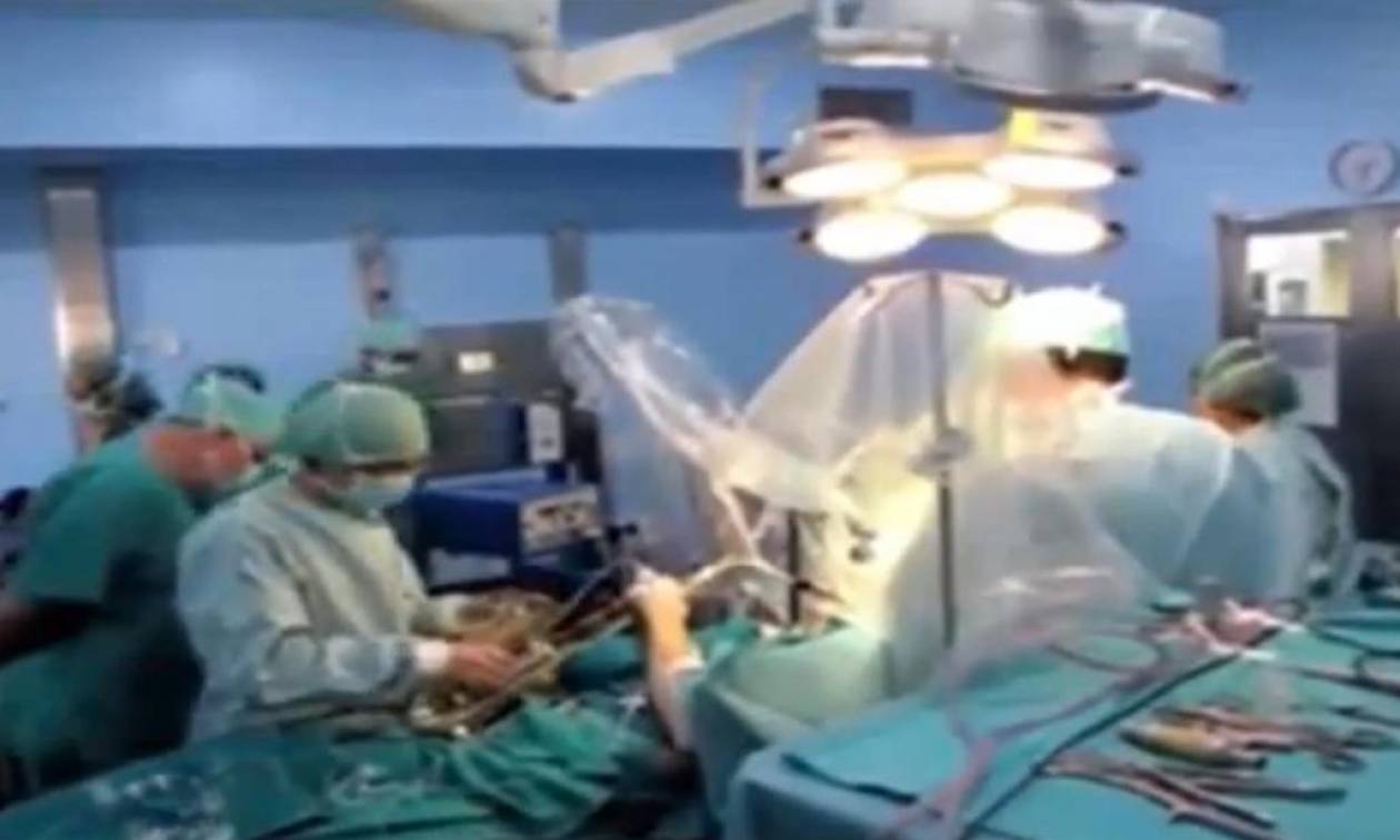 Έπαιζε σαξόφωνο κατά τη διάρκεια χειρουργικής επέμβασης στον εγκέφαλο (video)