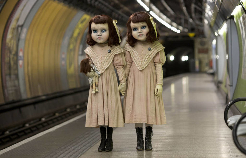 Ανατριχιαστικές δίδυμες κούκλες τρομοκρατούν τους πολίτες στο Μετρό (video+photos)