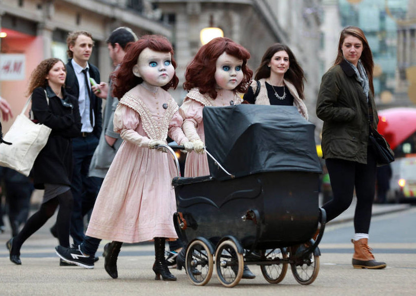Ανατριχιαστικές δίδυμες κούκλες τρομοκρατούν τους πολίτες στο Μετρό (video+photos)