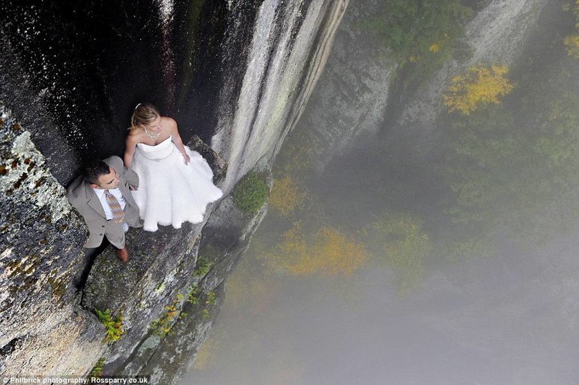 Τι συμβαίνει με τη νύφη που κρέμεται από έναν γκρεμό; Απίστευτο και όμως αληθινό (pics) 
