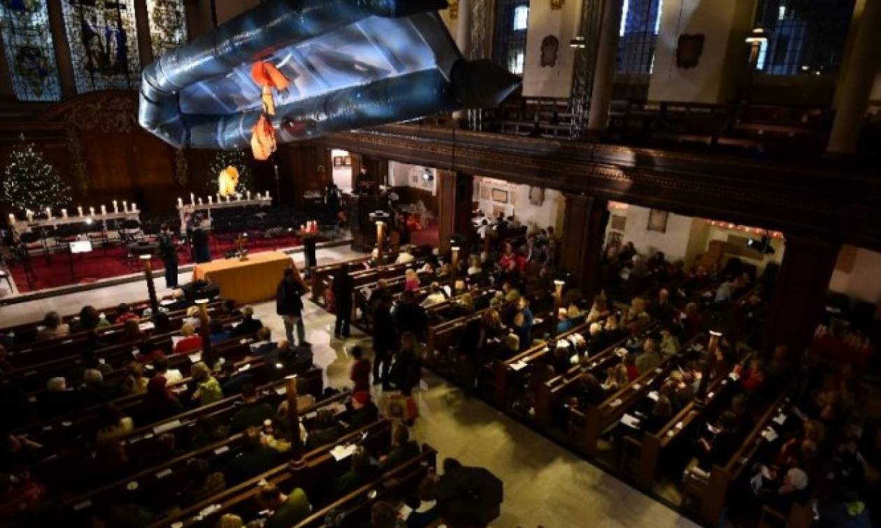 Λονδίνο: Γιατί κρέμασαν σωστική λέμβο μέσα σε εκκλησία;