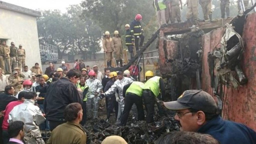 Πτώση αεροσκάφους στην Ινδία - Τουλάχιστον 10 οι νεκροί (photos)