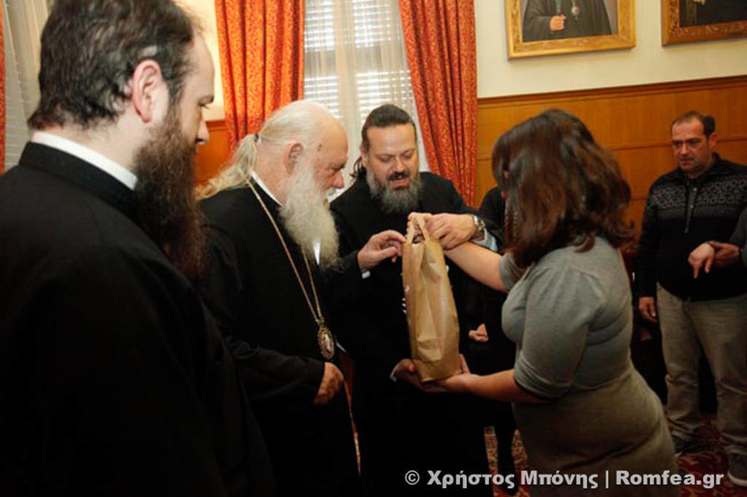 Έψαλλαν τα κάλαντα στον Αρχιεπίσκοπο Ιερώνυμο (pics)