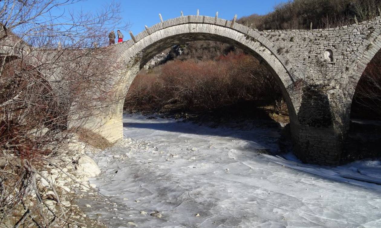 Πολικό ψύχος στα Ιωάννινα: Πάγωσε ο ποταμός στο Ζαγόρι (photo)