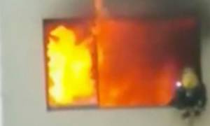 Δραματικές εικόνες: Πυροσβέστης πηδά φλεγόμενος από το παράθυρο! (video)