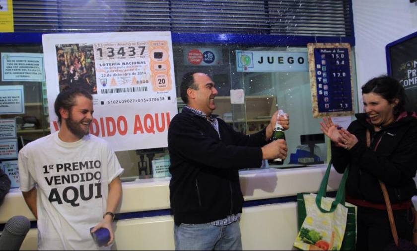 Ισπανία: «Φρενίτιδα» ενθουσιασμού για την κλήρωση του ετήσιου λαχείου που μοίραζε 2,24 δισ. ευρώ!