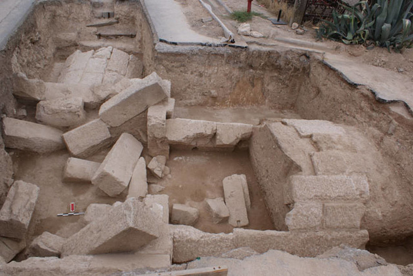 Macedonian-era tomb discovered during public works in Pella (photos)