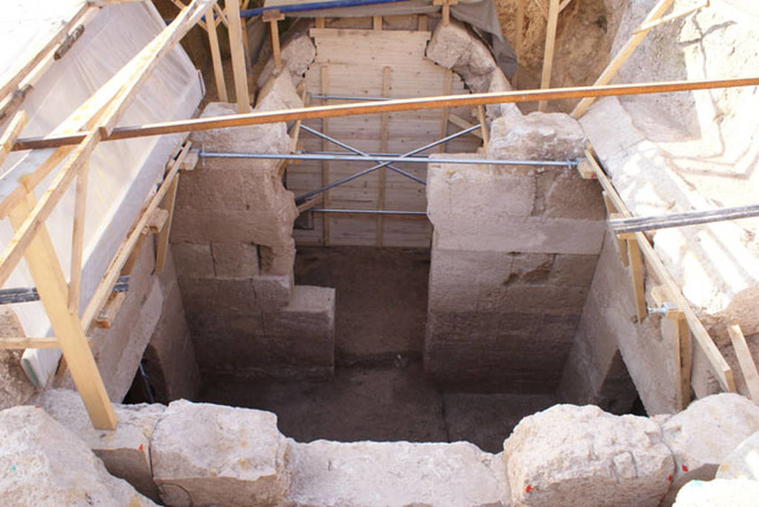 Macedonian-era tomb discovered during public works in Pella (photos)