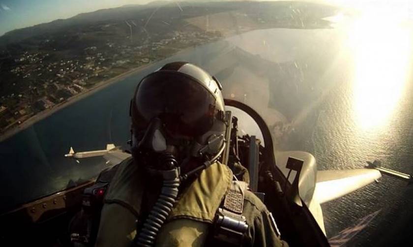 Στο πιλοτήριο ενός ελληνικού F-16 – Θα σας κόψει την ανάσα! (vid)