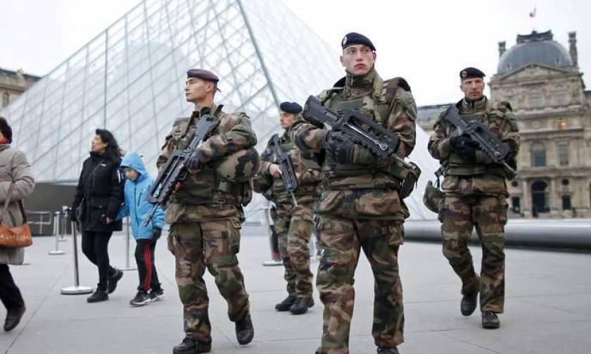 Χριστούγεννα στο Παρίσι: Περισσότεροι στρατιώτες στους δρόμους από τουρίστες