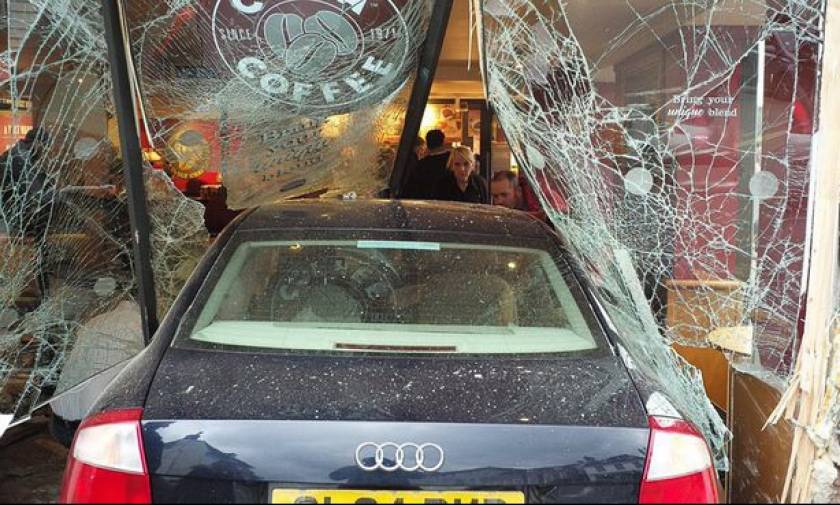 Λονδίνο: Ένας νεκρός από εισβολή αυτοκινήτου σε καφετέρια (video+photos)