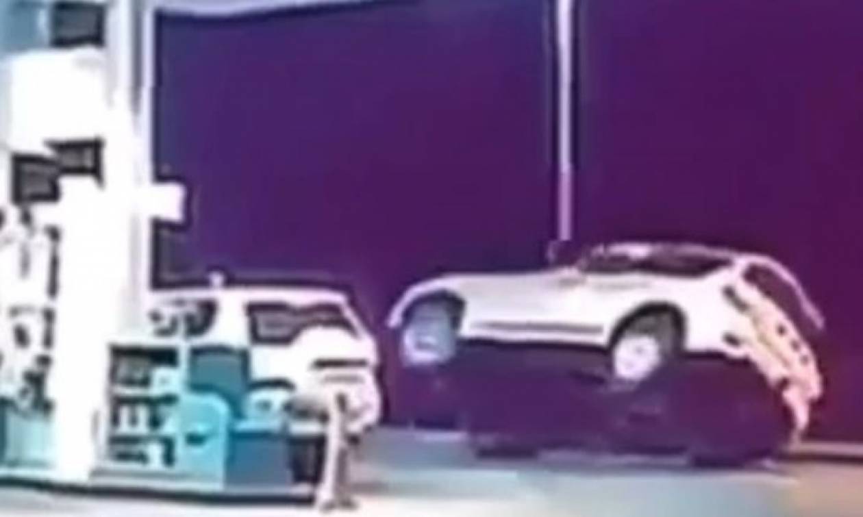 Οδηγός τζιπ κάνει κύκλους σε βενζινάδικο στις δύο ρόδες! (video)