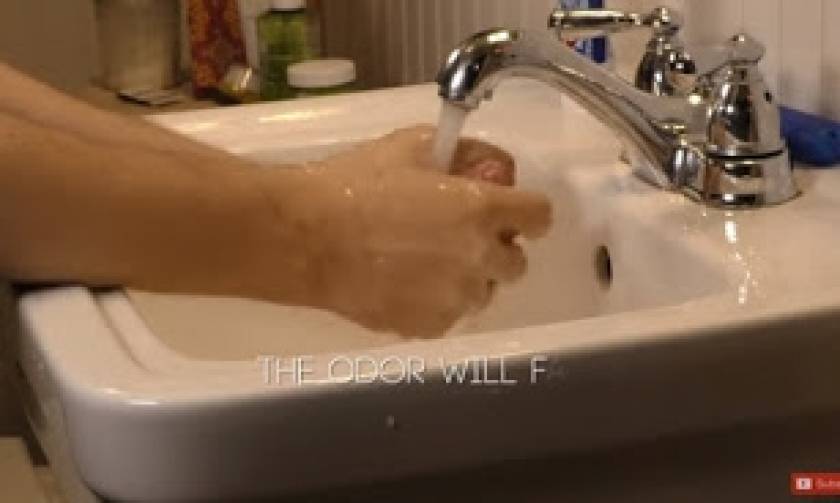 Πλένει τα χέρια του με οδοντόκρεμα! Ο λόγος; Θα σας τρελάνει! (video)
