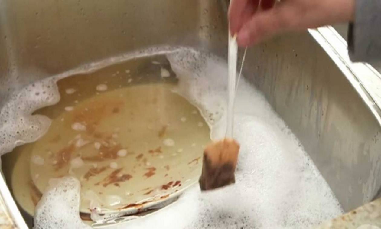 Βάζει φακελάκι τσάι σε άπλυτα πιάτα – Δεν φαντάζεστε το λόγο (video)