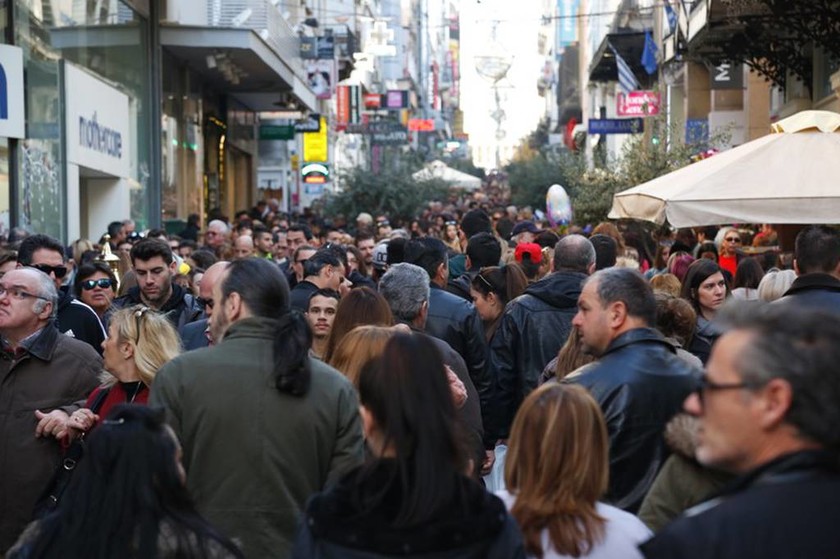 Κοσμοσυρροή στο κέντρο της Αθήνας - Δεν πέφτει «καρφίτσα» στην Ερμού (photos)