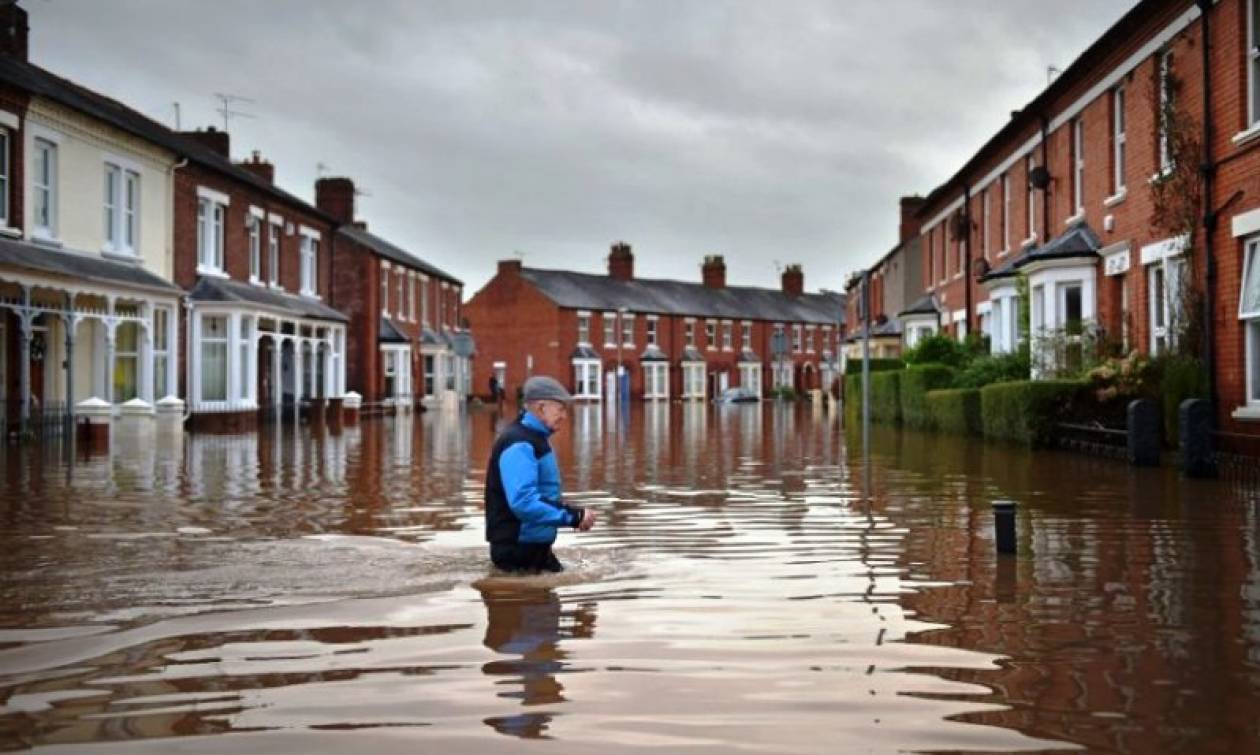 Βρετανία: Στρατό στέλνει ο Κάμερον για τις πλημμύρες στη βόρεια Αγγλία (Pics & Vid)