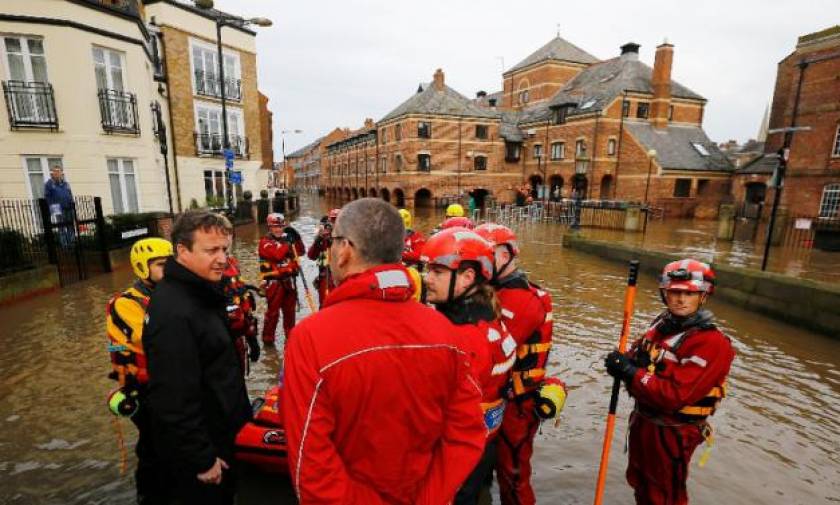 Βρετανία: Στις πλημμυρισμένες περιοχές ο Κάμερον