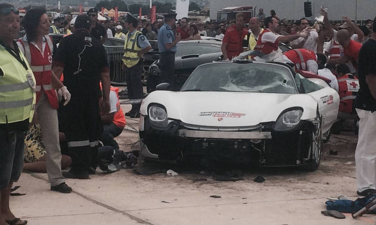 Σοκαριστικό ατύχημα: Εκατομμυριούχος έπεσε με supercar πάνω στους θεατές (video)