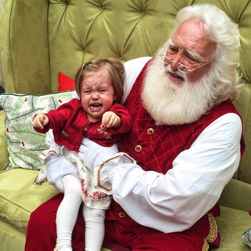 Όταν ο Άγιος Βασίλης δεν σκορπά χαμόγελα, αλλά… τρόμο! (photos)