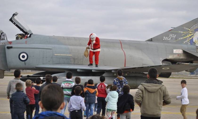 Ανδραβίδα: Ο Άγιος Βασίλης προσγείωσε τα δώρα με Φάντομ της Πολεμικής Αεροπορίας!