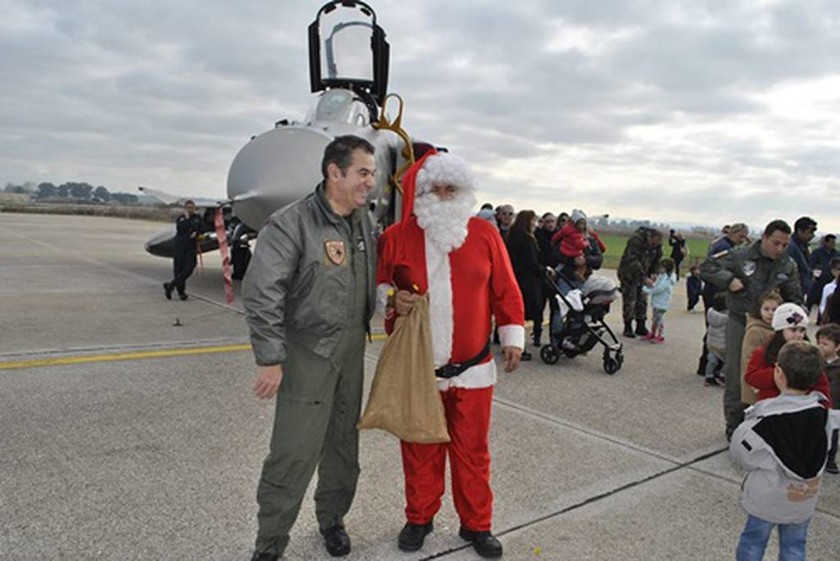 Ανδραβίδα: Ο Άγιος Βασίλης προσγείωσε τα δώρα με Φάντομ της Πολεμικής Αεροπορίας!