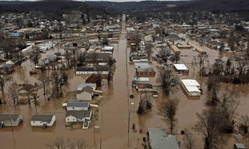 Σαρωτικές πλημμύρες με δεκάδες νεκρούς στο Μιζούρι και το Ιλινόις
