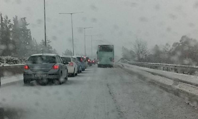 Κακοκαιρία: Προβλήματα στην Φθιώτιδα - Αποκλεισμένα στην εθνική οχήματα λόγω χιονιά