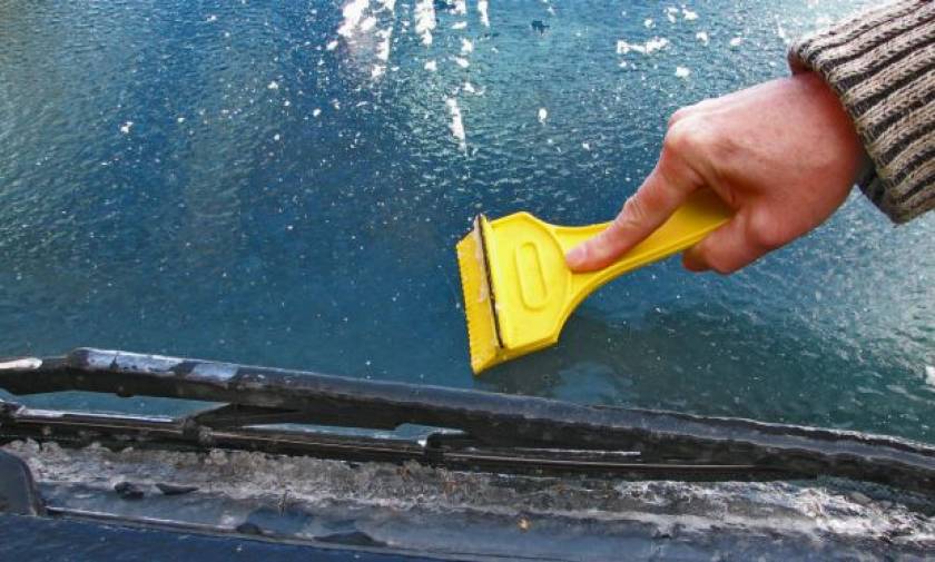 Έτσι θα καθαρίσετε τον πάγο από το παρμπρίζ του αυτοκινήτου