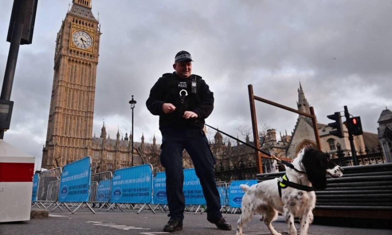 Με ένοπλους αστυνομικούς στους δρόμους θα υποδεχθούν το 2016, Λονδίνο και Παρίσι