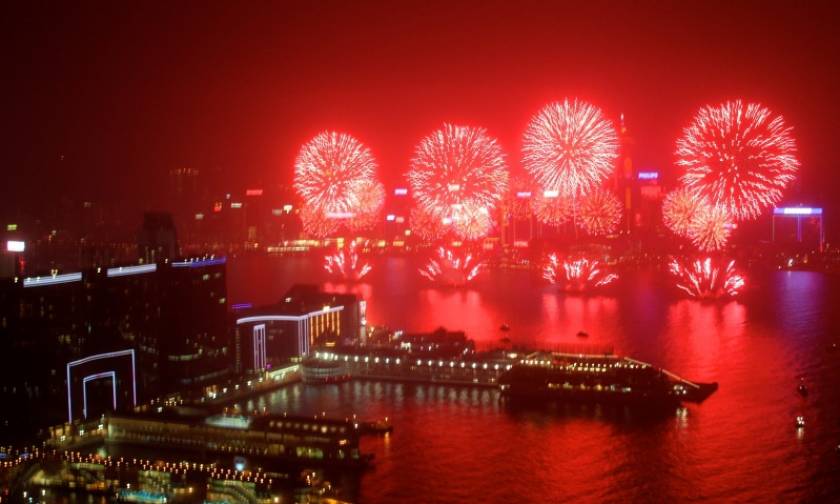 Πρωτοχρονιά στο Χονγκ Κονγκ: Ίσως το καλύτερο σόου πυροτεχνημάτων στον κόσμο (Vid)