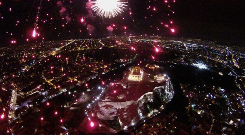 Πρωτοχρονιά 2016: Η Αθήνα υποδέχεται τη νέα χρονιά με εντυπωσιακά βεγγαλικά (photos + video)