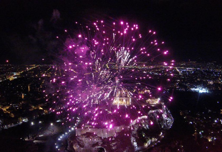 Πρωτοχρονιά 2016: Η Αθήνα υποδέχεται τη νέα χρονιά με εντυπωσιακά βεγγαλικά (photos + video)