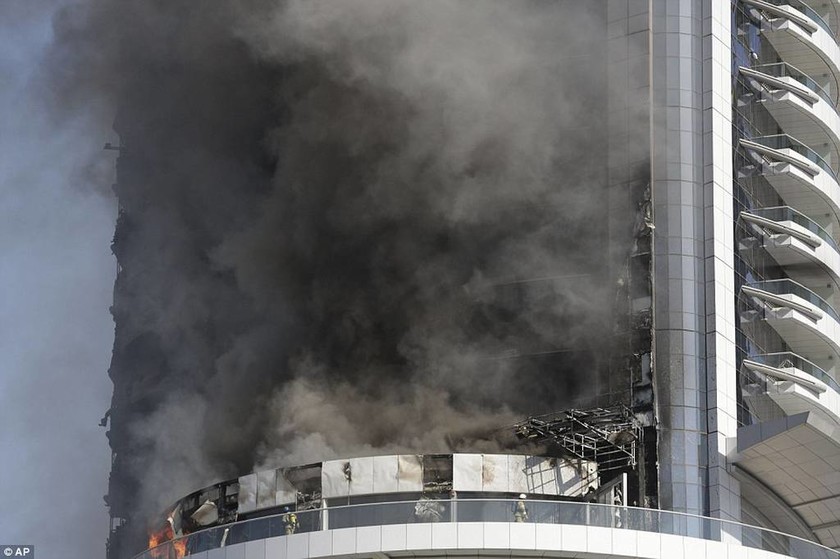 Συγκλονίζουν οι φωτογραφίες από τον φλεγόμενο ουρανοξύστη στο Ντουμπάι (pics+vid)