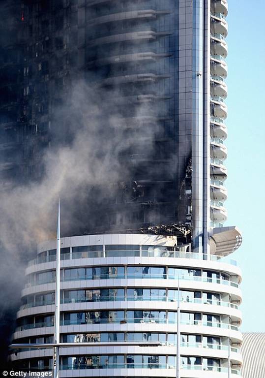 Συγκλονίζουν οι φωτογραφίες από τον φλεγόμενο ουρανοξύστη στο Ντουμπάι (pics+vid)