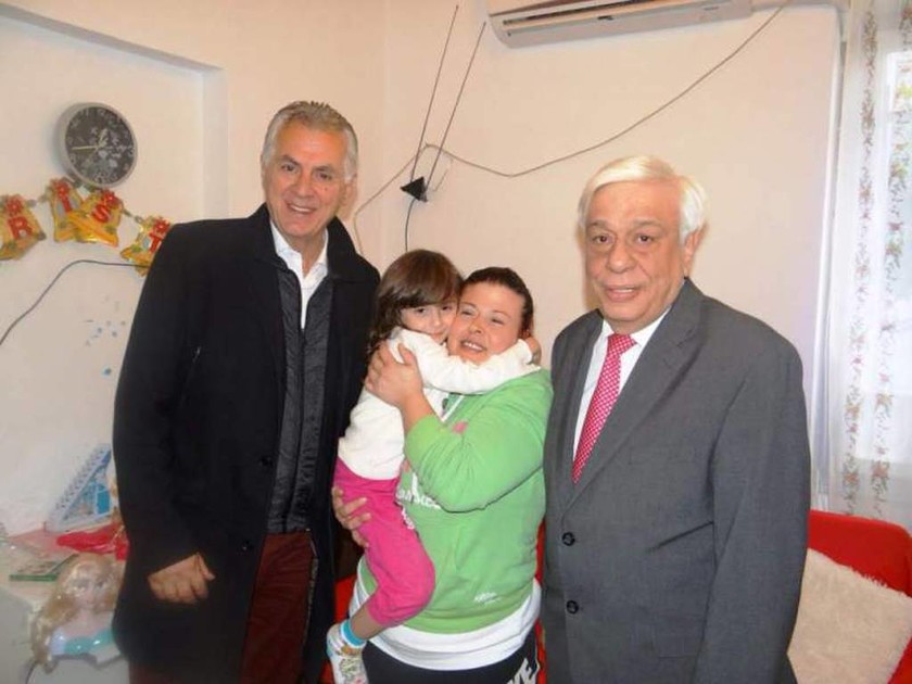 Αιφνίδια επίσκεψη του Προκόπη Παυλόπουλου σε ένα φτωχικό σπίτι στο Περιστέρι (photo)