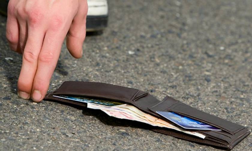Διδυμότειχο: Βραβεύτηκε γυναίκα που βρήκε και παρέδωσε πορτοφόλι με 800 ευρώ