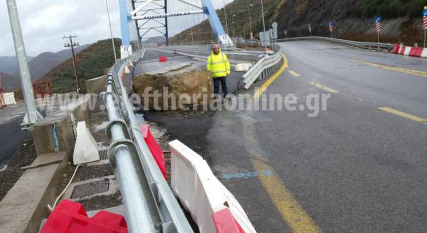 Απίστευτο: Βράχος 10 τόνων έπεσε στην παράκαμψη της τοξωτής γέφυρας (pic) 