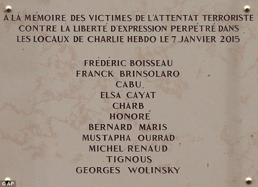 Charlie Hebdo: Με λάθος η τιμητική επιγραφή που αποκάλυψε ο Ολάντ για τους νεκρούς (pics+vid)