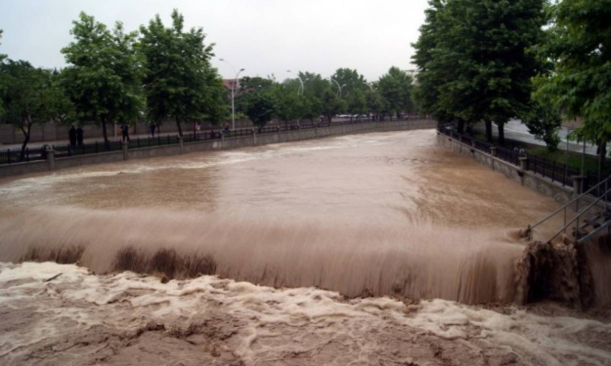 Αλβανία: Πλημμύρες και μεγάλες καταστροφές από τις σφοδρές βροχοπτώσεις (video)