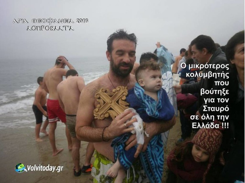 Θεοφάνεια: Ο πιο μικρός κολυμβητής που βούτηξε για τον Σταυρό είναι εννέα μηνών! (pics)