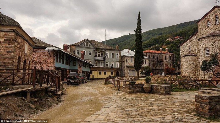 Συγκλονιστικές φωτογραφίες από τη ζωή στα «χωριά» του Αγίου Όρους 