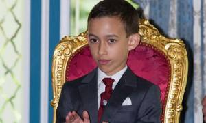 Δείτε τον απίστευτο μικρό πρίγκιπα του Μαρόκου που δεν θέλει να του... φιλούν το χέρι (video)