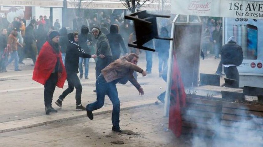 Κόσοβο: Τραυματισμοί και συλλήψεις σε συγκρούσεις διαδηλωτών - αστυνομίας (vid+pics)