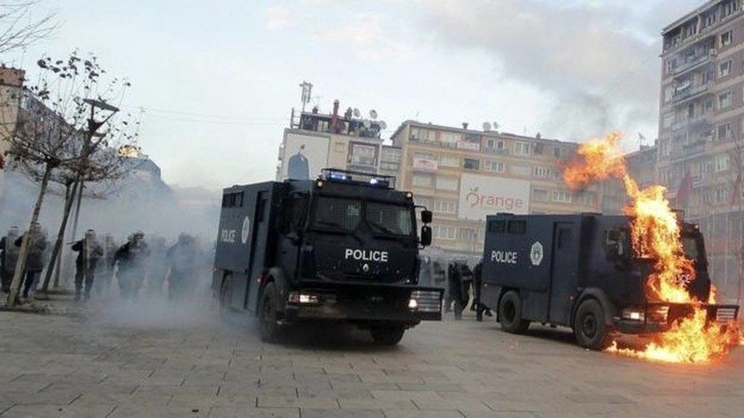 Κόσοβο: Τραυματισμοί και συλλήψεις σε συγκρούσεις διαδηλωτών - αστυνομίας (vid+pics)