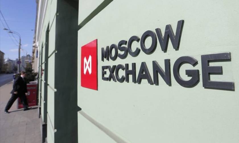 Iσχυρή πτώση στο χρηματιστήριο της Μόσχας, σε χαμηλό το ρούβλι