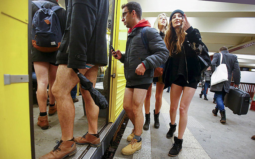 Ημέρα Χωρίς Παντελόνι στο μετρό: Πώς γιόρτασαν αυτή την… ιδιαίτερη ημέρα σε όλο τον κόσμο (photos)