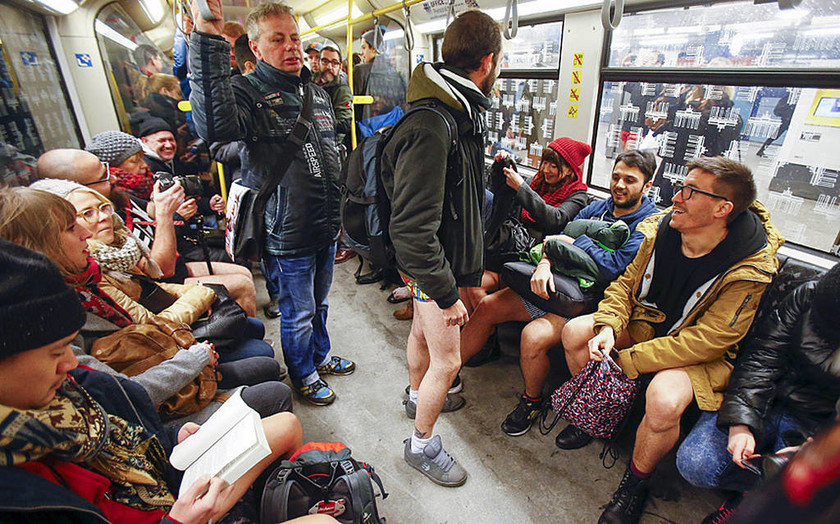 Ημέρα Χωρίς Παντελόνι στο μετρό: Πώς γιόρτασαν αυτή την… ιδιαίτερη ημέρα σε όλο τον κόσμο (photos)