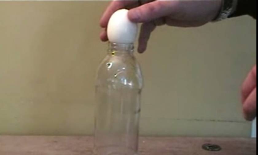 Πήρε ένα μπουκάλι και αυτό που έκανε θα σας λύσει πραγματικά τα χέρια! (video)