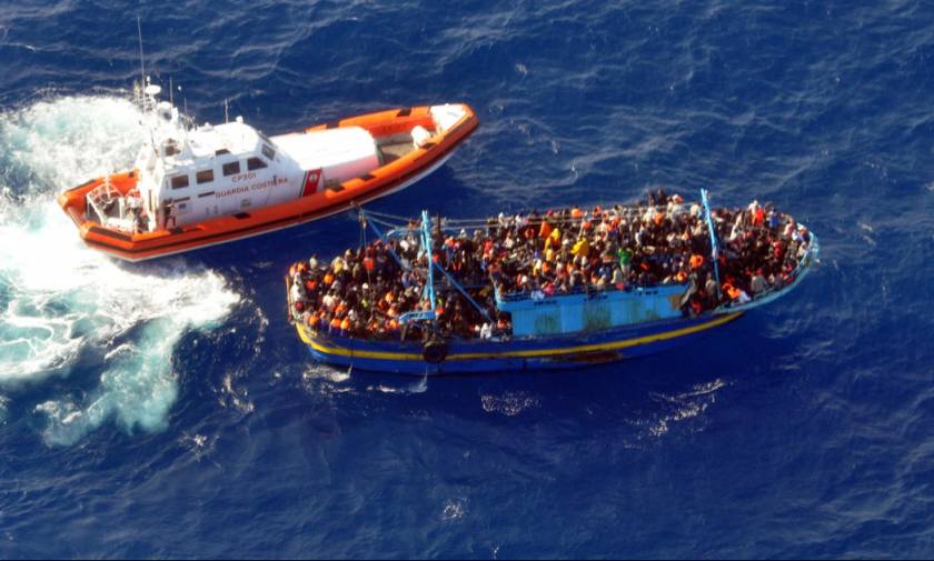 Ιταλία: Διακινητές ανάγκασαν πρόσφυγες να πέσουν στη θάλασσα - Μία νεκρή
