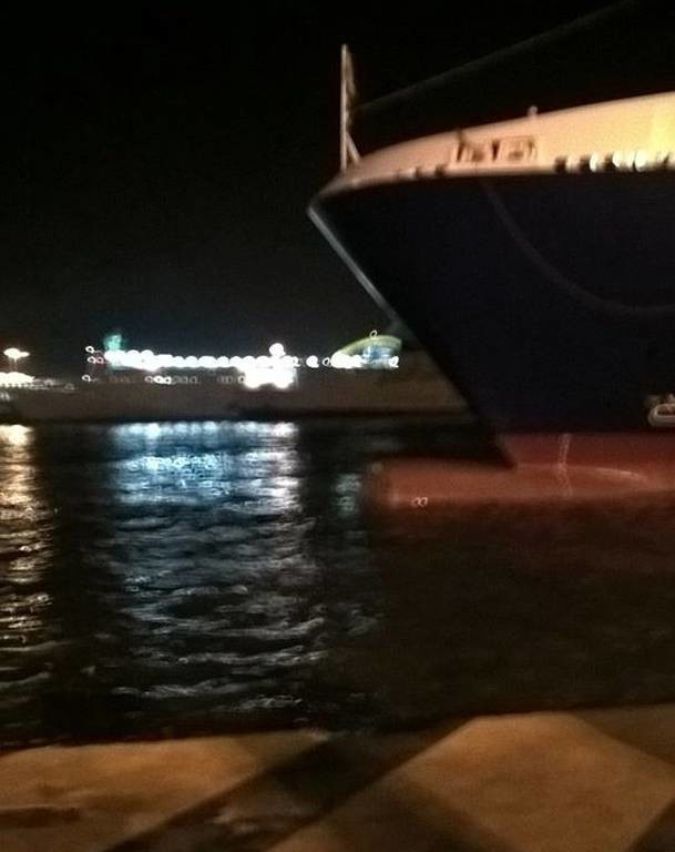 Πανικός στον Πειραιά - Πλοίο προσέκρουσε στην προβλήτα του λιμανιού (photos)